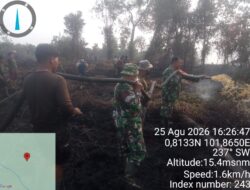 Babinsa Kodim 0322/Siak Bersama Tim Gabungan Kendalikan Karhutla di Kampung Mengkapan