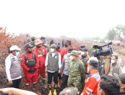 Pangdam XIX Tuanku Tambusai Bersama Menhut Tinjau Titik Api Karhutla Kerumutan