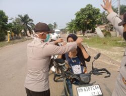 Asap Karhutla Mengancam Kesehatan, Polsek Langgam Turun Bagikan Masker